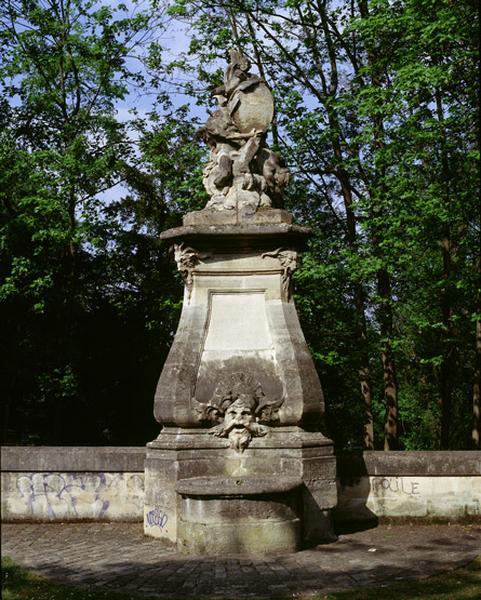Vue d'ensemble de l'une des deux fontaines avec son abreuvoir et son groupe sculpté.
