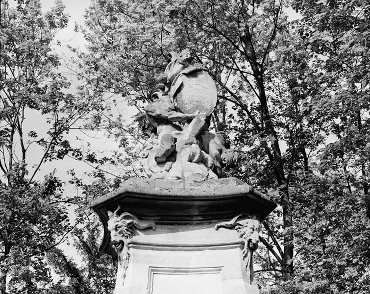 Vue du groupe sculpté couronnant la fontaine autrefois placée du côté de Juvisy.
