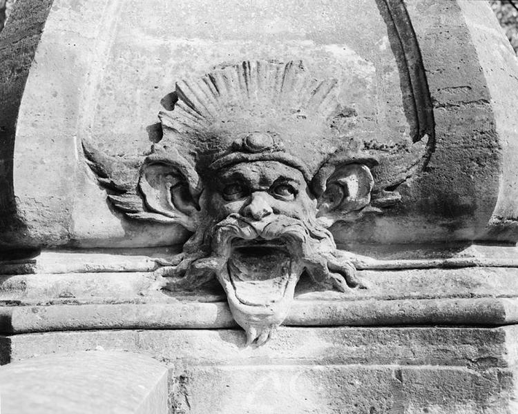 Vue du mascaron servant de bouche à l'eau de la fontaine autrefois placée du côté de Juvisy.