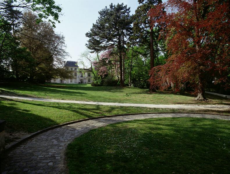 Vue d'ensemble du parc et du château.
