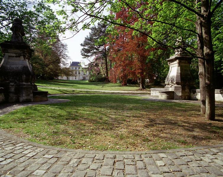 Vue d'ensemble du parc et du château.
