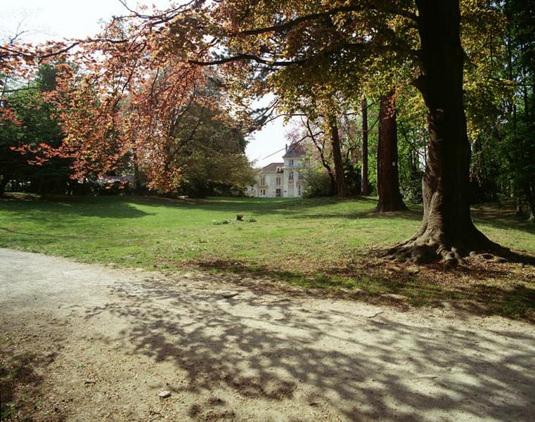 Vue d'ensemble du parc et du château.