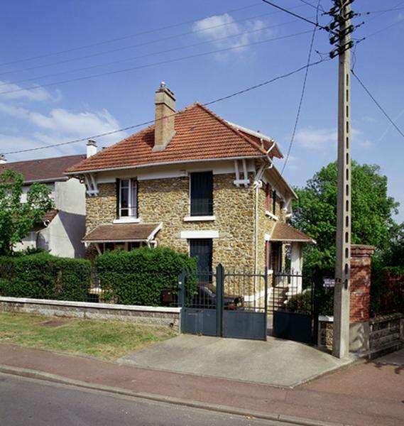 La façade du côté de la rue.