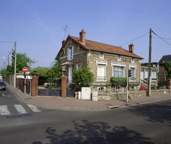 Vue d'ensemble de la maison prise depuis la rue.