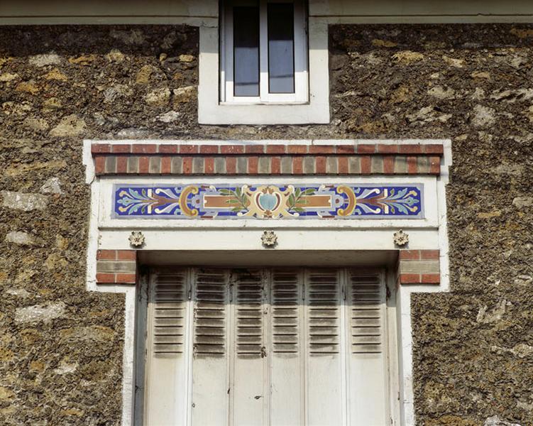 Détail du décor d'un linteau de fenêtre.