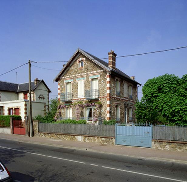 Vue de la façade depuis la rue.