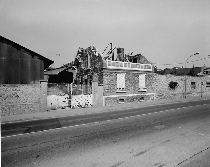 Usine en cours de démolition, située à la limite d'Athis-Mons et de Juvisy : vue d'ensemble des façades donnant sur le quai.