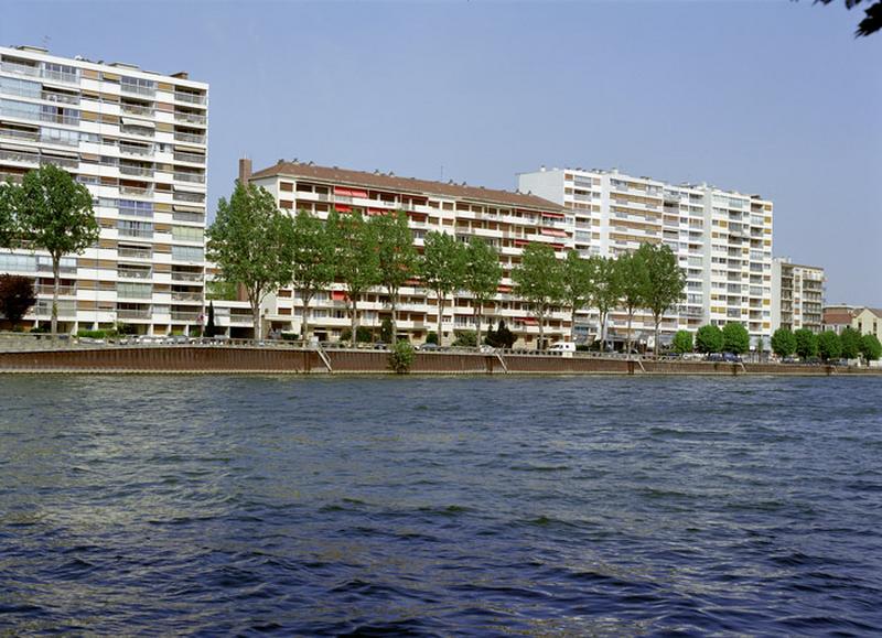 L'ensemble d'immeubles sis 15-23 quai Gambetta vu de la rive de Draveil.