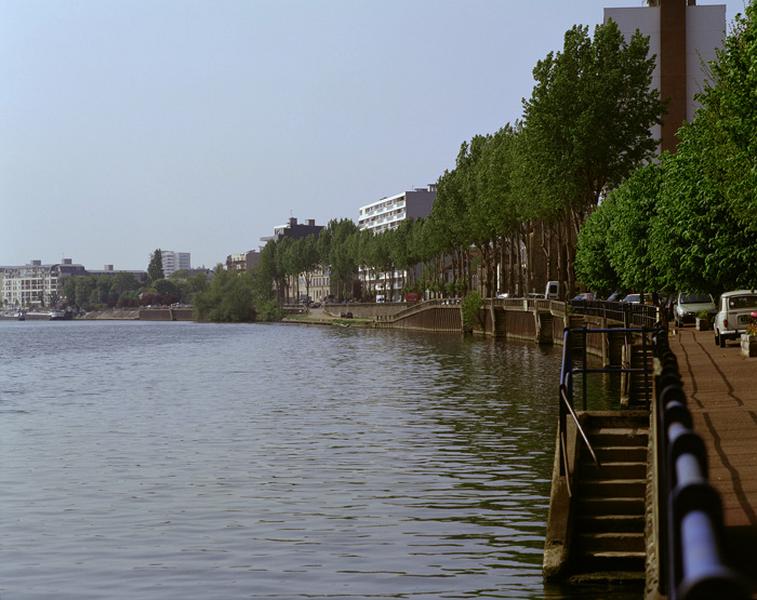 Vue de l'ensemble du quai de déchargement des matériaux de construction de l'entreprise depuis la berge de Juvisy.