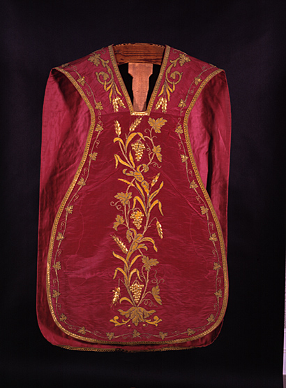 Ornement rouge : chasuble, voile de calice, manipule, étole