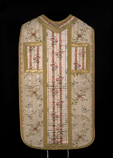 Ornement blanc : chasuble, étole, manipule