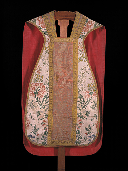 Ornement blanc : chasuble, étole, voile de calice