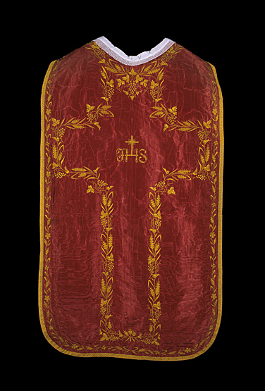 Ornement rouge : chasuble, étole, manipule, voile de calice