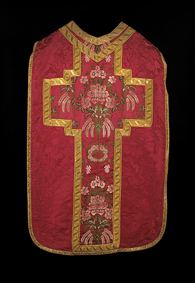 Ornement rouge : chasuble, étole, manipule, voile de calice