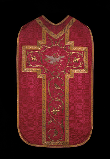 Ornement rouge : chasuble, étole, manipule, voile de calice