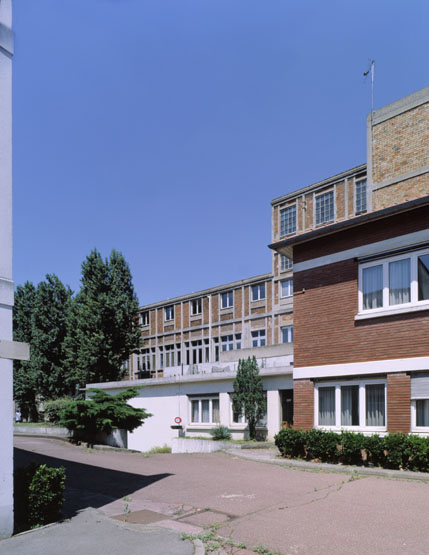 Vue partielle du bâtiment des bureaux et de l'ancienne usine de torréfaction.
