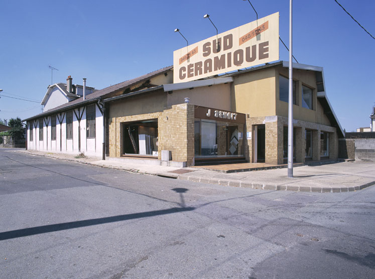 Vue d'ensemble du hangar et du bâtiment de vente de la société Sud Céramique (3, quai de l'Industrie).