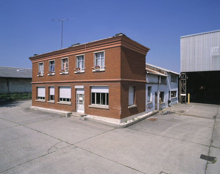 Etablissements Champion : vue d'ensemble du bâtiment à usage de logement, bureaux et garages construit en 1950.