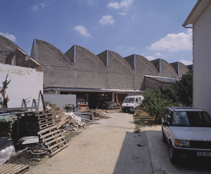 Les sheds du hangar vus de la rue Romain-Rolland.