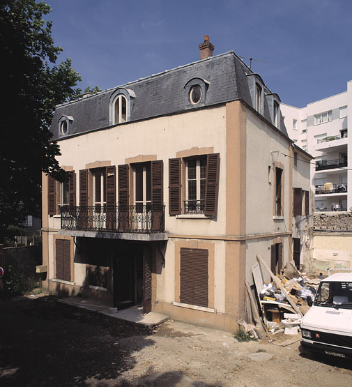 Vue d'ensemble du logement patronal situé au 8, avenue Jean-Pierre-Bénard. Transformé en presbytère, il est aujourd'hui propriété de la commune.