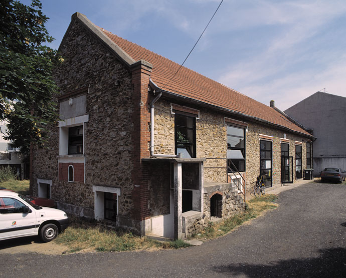 Vue de la salle paroissiale construite à côté du presbytère (anciennement logement patronal des Forges d'Athis) ; la porte d'entrée est surmontée du chronogramme 1914.