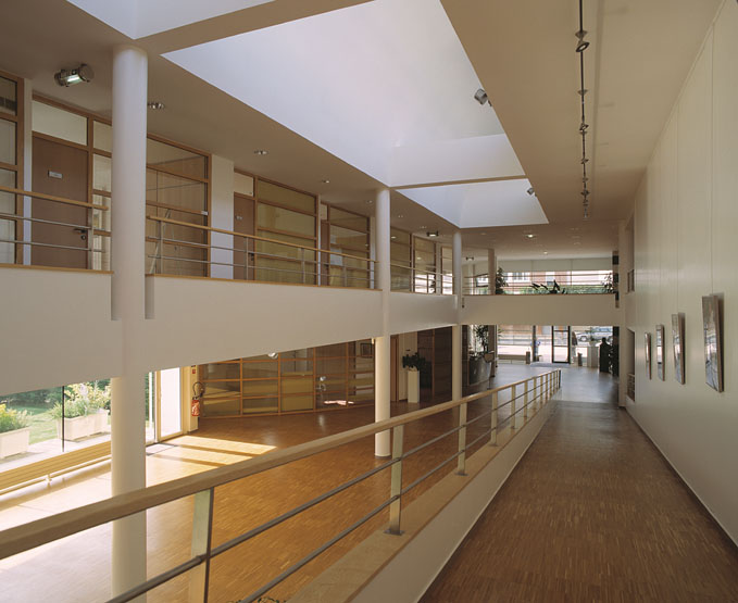 Vue de l'espace intérieur (rez-de-chaussée et coursive du premier étage) en direction de l'entrée.