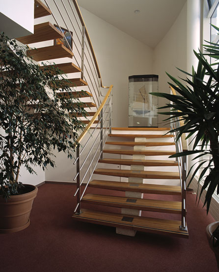 Vue de l'escalier situé dans l'entrée du bâtiment à droite.