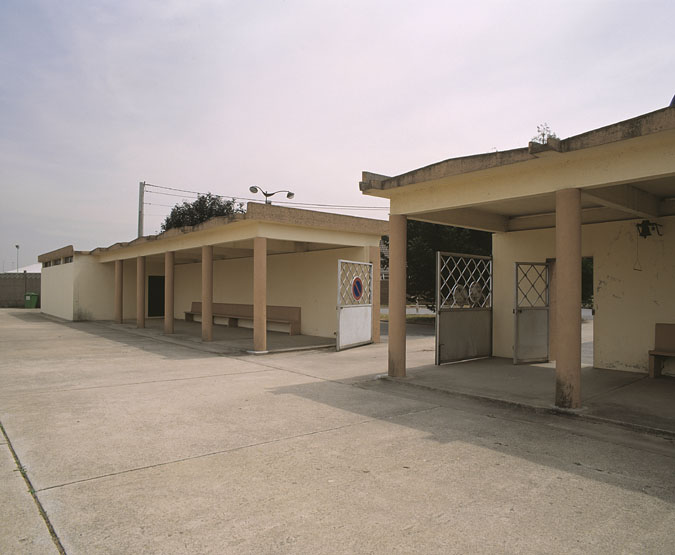 Vue du bâtiment de l'entrée formant portique, côté cimetière.