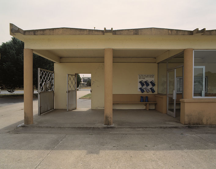 Vue d'un des deux pavillons d'entrée, côté cimetière.