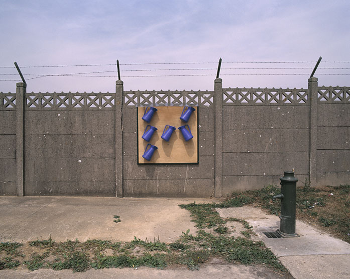 Le mur de clôture séparant le cimetière des pistes de l'aéroport d'Orly.