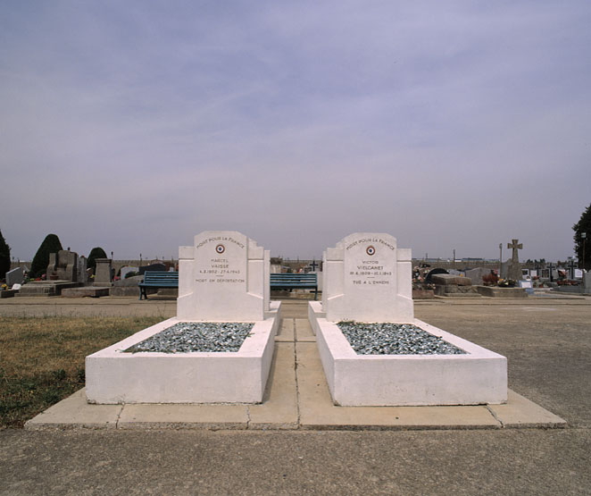 Deux tombes militaires de la guerre de 1939-1945.