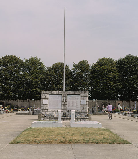 Vue d'ensemble du monument aux morts de la guerre de 1914-1918 et de la guerre de 1939-1945.