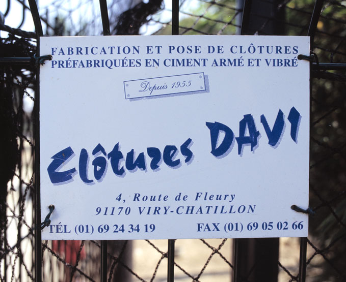 Panneau publicitaire de la maison Davi, fabricant de clôtures préfabriquées en ciment et fournisseur de nombreux propriétaires à Athis-Mons et Paray.