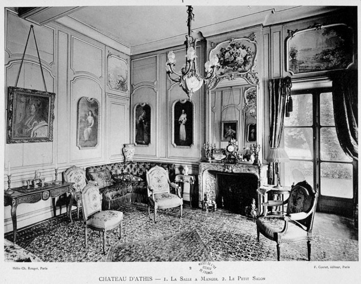 Le château avant sa transformation en établissement scolaire : autre vue du salon aux boiseries blanc et or de style rocaille avec son mobilier.