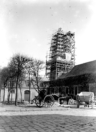 Le clocher échafaudé en 1900.