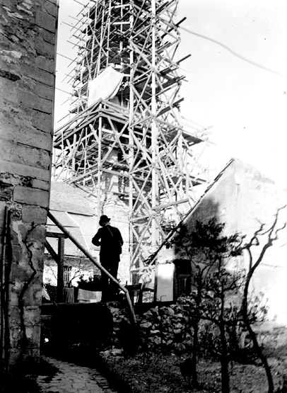 Le clocher échafaudé en 1900, depuis le parc du château.