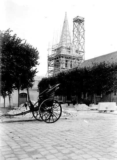 Le clocher échafaudé en 1900, depuis la place de l'église.