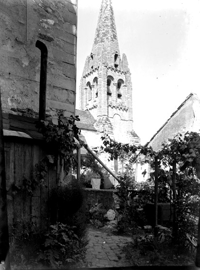 Le clocher avant restauration. Les ouvertures percées dans quatre faces de la flèche portent encore un fronton triangulaire à tympan vide.