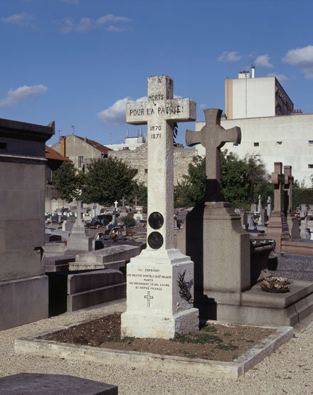 Vue d'ensemble du monument à la mémoire des morts de la guerre de 1870-1871.