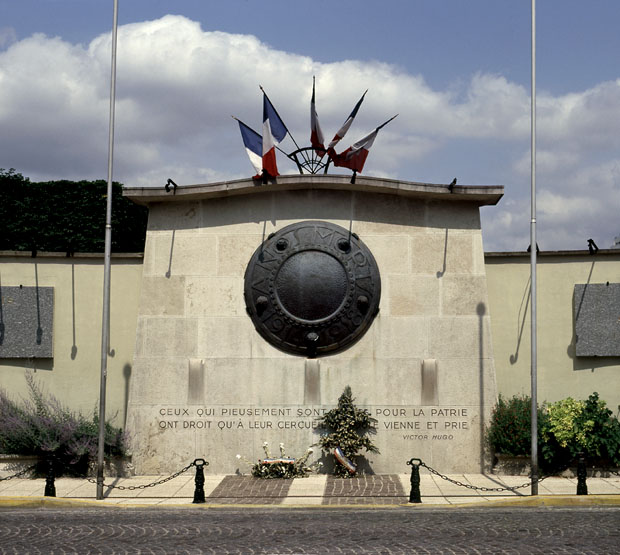 Vue d'ensemble du monument à la mémoire des morts de la guerre de 1914-1918.