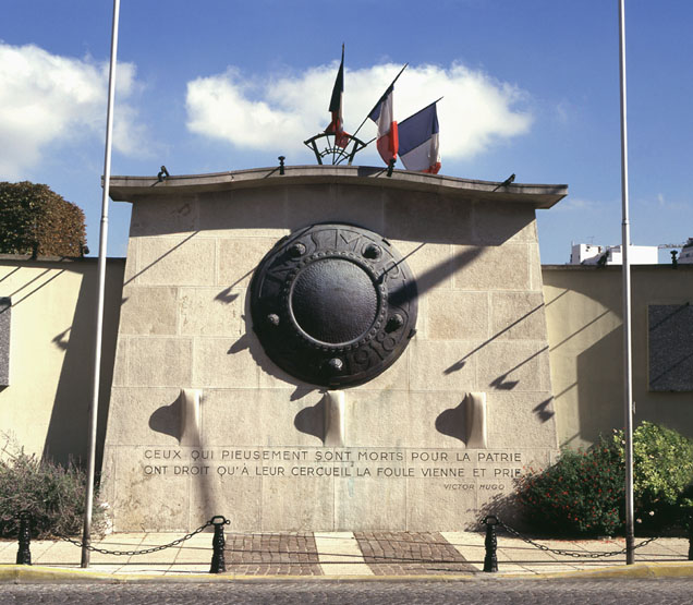 Vue de la partie centrale ornée du bouclier du monument à la mémoire des morts de la guerre de 1914-1918.