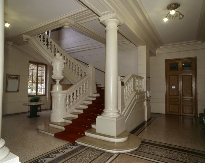Vue de l'escalier d'honneur prise depuis le hall d'entrée.