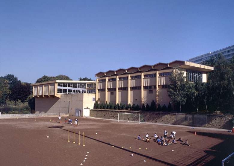 Les bâtiments de la piscine vus des pistes du stade André-Roche.