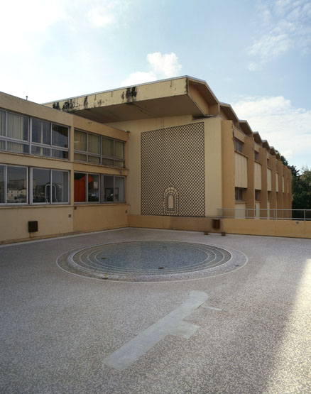 La piscine vue du côté de la rue Larmeroux.