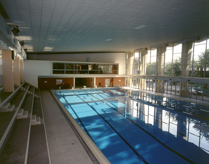 Vue d'ensemble du bassin de compétition, depuis les gradins du public.