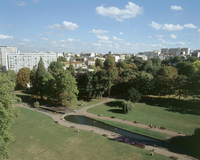 Vue du centre du parc avec la rivière et, à l'arrière plan, la partie orientale de la ville.