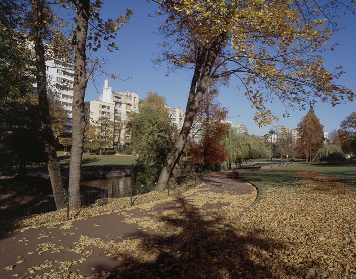 Vue du centre du parc avec la rivière et, à l'arrière plan, la partie orientale de la ville.