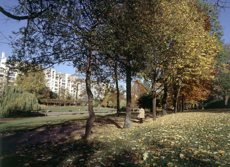 Vue du centre du parc avec la rivière.