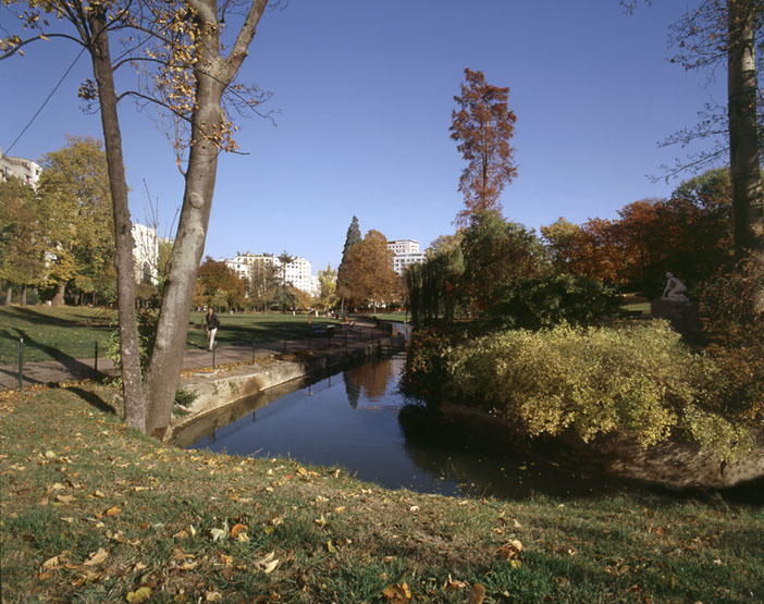 Vue du centre du parc avec la rivière.