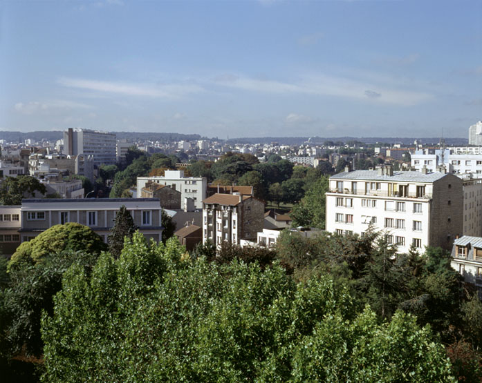 Vue du parc Frédéric-Pic avec, à l'arrière-plan, les hauteurs de Clamart et de Meudon.